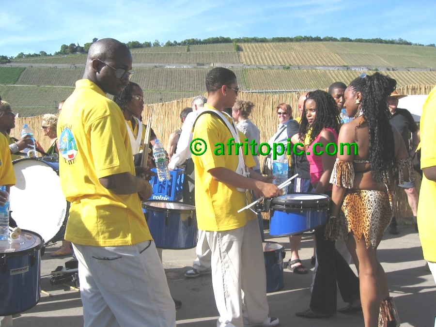 ../Images/AfricaFestival-27-28May05 090.jpg